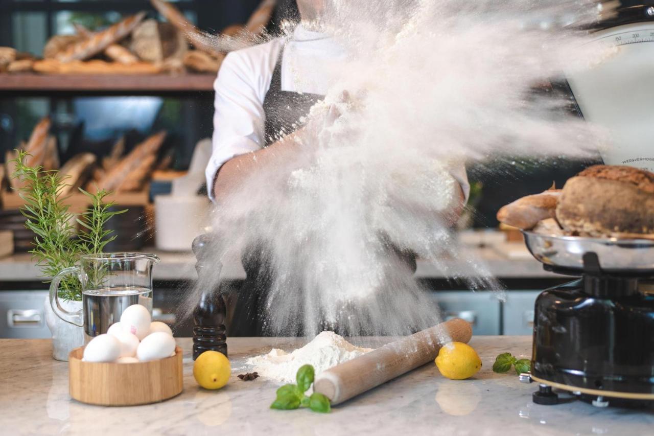 Al Messila, A Luxury Collection Resort & Spa, Doha Kültér fotó A baker sifting flour