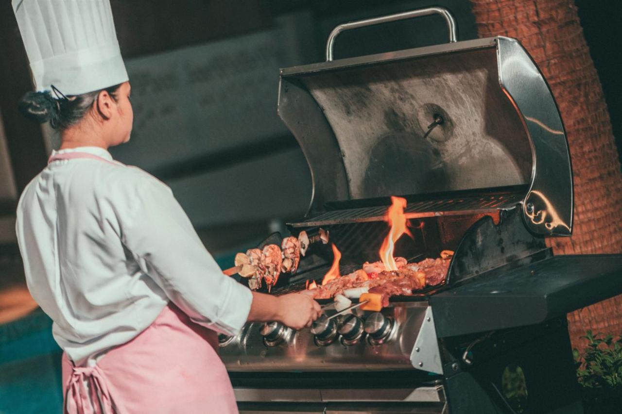 Al Messila, A Luxury Collection Resort & Spa, Doha Kültér fotó A chef cooking on a gas grill