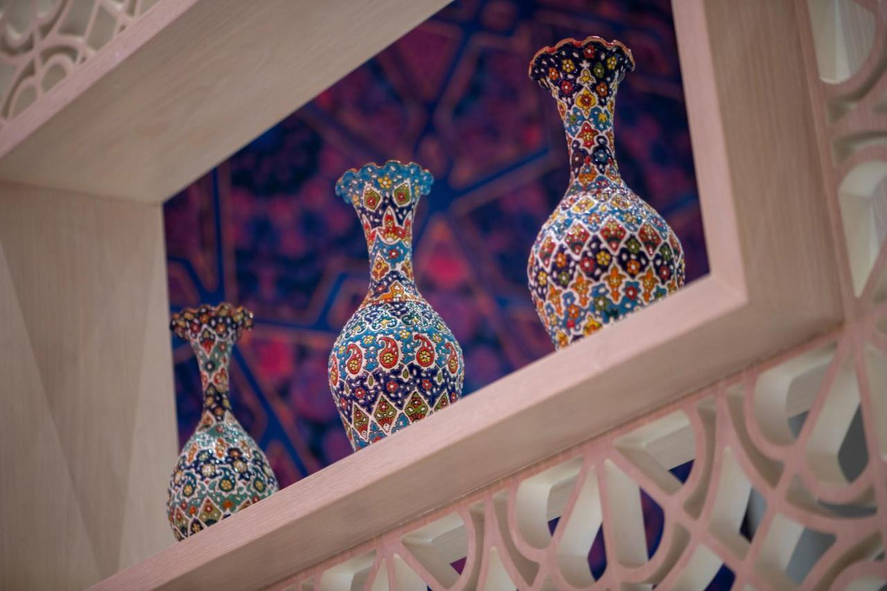 Al Messila, A Luxury Collection Resort & Spa, Doha Kültér fotó Vases in the palace