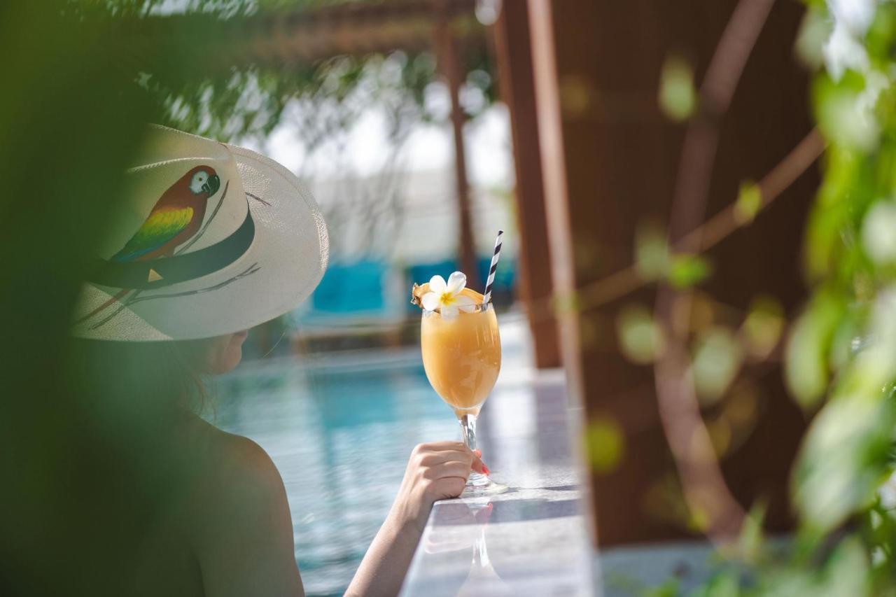 Al Messila, A Luxury Collection Resort & Spa, Doha Kültér fotó A woman holding a cocktail