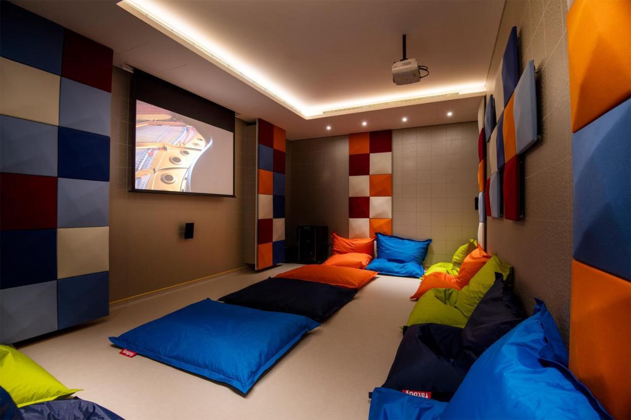 Al Messila, A Luxury Collection Resort & Spa, Doha Kültér fotó A home theater with a projector