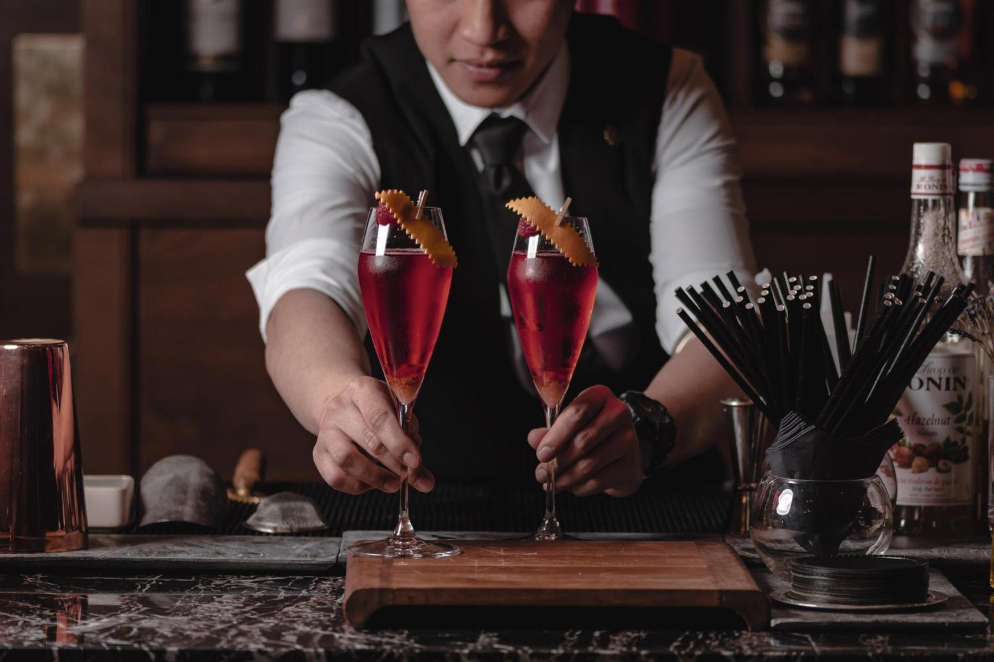 Al Messila, A Luxury Collection Resort & Spa, Doha Kültér fotó A bartender serving cocktails